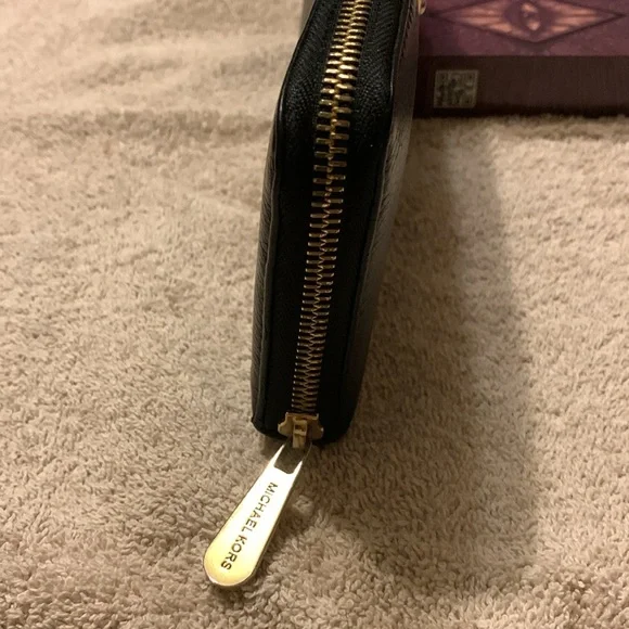 Michael Kors Continental zip around wallet - Picture 4 of 8